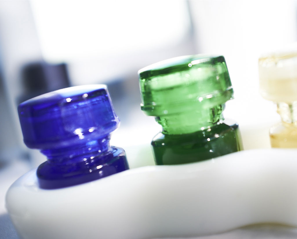 Funktionsdiagnostik- und Therapie farbige Behälter aus Glas